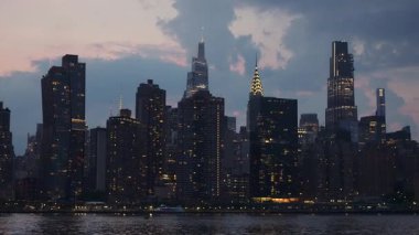 Günbatımında New York siluetinin muhteşem manzarası ikonik Empire State Binası 'nı görkemli bir şekilde sergiliyor.