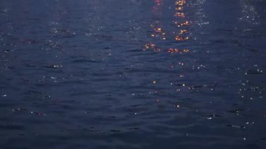 Geceleri parlayan su büyüleyici yansımalar sergiliyor, canlı ve sakin bir ortam yaratıyor.