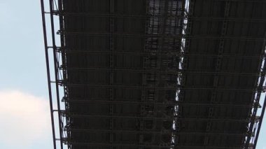 Olağanüstü çelik köprünün altından detaylı bir perspektif. Karmaşık tasarımı ve eşsiz yapısını gözler önüne seriyor.