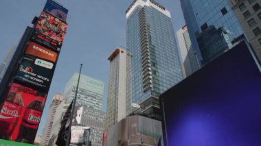 NEW YORK, ABD - 17 Nisan 2025: Times Meydanı 'nın hareketli bir görüntüsü kalabalık kalabalıkları, parlak reklam panolarını ve kentlerin canlı enerjisini gösteriyor