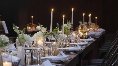 Etkinlik alanı, sıcak bir ortam için çiçek süslemeleri ve yumuşak ışıklandırmalarla güzelce düzenlenmiş.