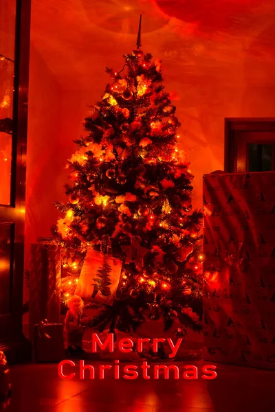Postal Con Árbol Navidad Una Ventana Con Luces Rojas Inscripción —  Fotos de Stock