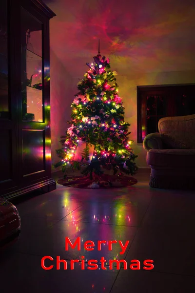 碑文メリークリスマスと窓の色のライトとクリスマスツリーのポストカード碑文と色のライトとクリスマスツリーのポストカードメリークリスマス — ストック写真