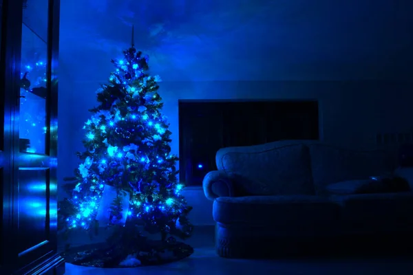 Képeslap Egy Karácsonyfával Egy Ablakban Kék Fényekkel Képeslap Karácsonyfával Kék — Stock Fotó