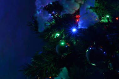 Arka planda süslenmiş bir Noel ağacı. Süslü bir Noel ağacının arkaplanı, süslenmiş bir Noel ağacının tebrik kartı. Ön planda ağaçlı mutlu noel kartpostalı..