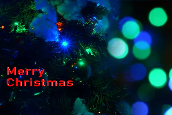 Zdobený Vánoční Stromek Rozmazaném Pozadí Pozadí Zdobeného Vánočního Stromečku Pozdrav — Stock fotografie