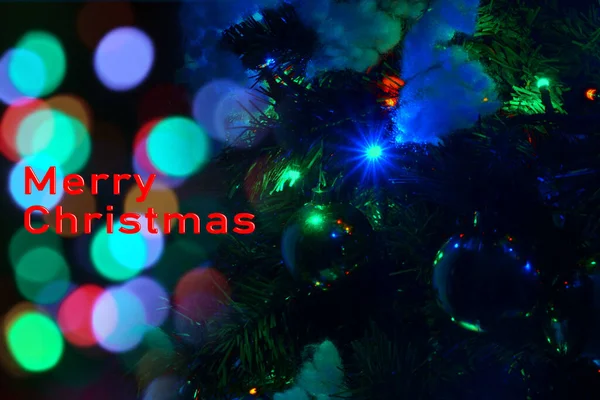 背景には クリスマスツリーの装飾が施されたグリーティングカード 装飾が施されたクリスマスツリーのグリーティングカード 前景に木のあるメリーのクリスマスポストカード — ストック写真