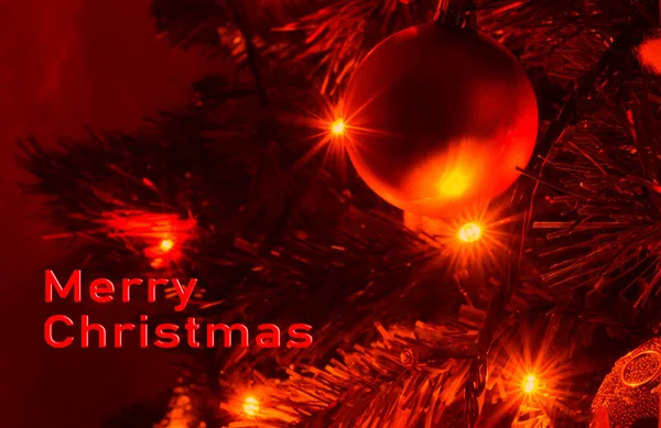 Zdobený Vánoční Stromek Rozmazaném Pozadí Pozadí Zdobeného Vánočního Stromečku Pozdrav — Stock fotografie