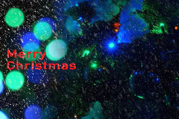 背景には クリスマスツリーの装飾が施されたグリーティングカード 装飾が施されたクリスマスツリーのグリーティングカード 前景に木のあるメリーのクリスマスポストカード — ストック写真