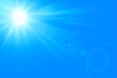 Mavi gökyüzünde parlak güneş. Mavi gökyüzünde parlak öğle güneşi. Mavi gökyüzünde parlayan..