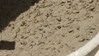 Güçlü Karıştırma: Betonu Karıştıran Çimentoyu Kapat.