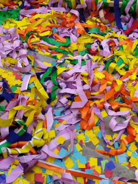 Doğu Sicilya 'nın kutsal kutlamalarında' Nzaredde 'konfetisinin canlı lansmanı. Patlayıcı patlama: Sicilya müdavim festivallerinde ateşlenen' Nzaredde 'gazetesi şeritleri.