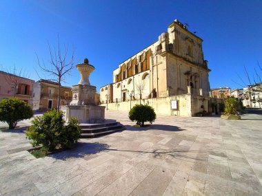 Çekici Sicilya çeşmesi Ferla Piazza 'da, arka planda Chiesa Madre, parlak güneşli bir günde yakalandı, küçük işletmeler ve yayıncılar için harika, İtalya' nın otantik resimlerini arıyorlar.,