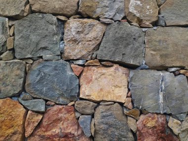 Çatlaklı ve Doğal Görünümlü Farklı Taş Duvarın Yakın Çekimi - Geleneksel Malzeme Binası.