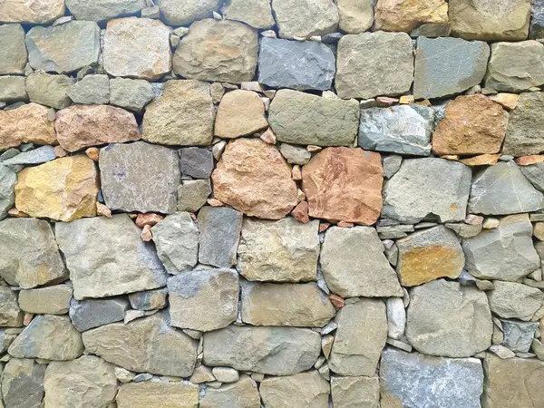 Sert yüzeyli taş duvarın ayrıntıları, Moss ve Lichen - Doğal ve Antik Görünüm.