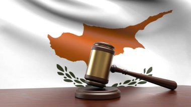Anayasa hukuku ve adalet kavramının üç boyutlu ahşap masa görüntüsüne dayandığı adliye masasında yargıç tokmağı çekiçli Kıbrıs ulusal bayrağı