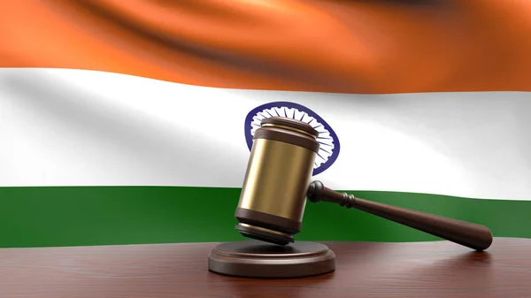 Anayasa hukuku ve adalet kavramını ahşap masa tablosuna dayandıran hakim tokmak çekiçli Hindistan ülke bayrağı.