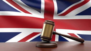 Birleşik Krallık ulusal bayrağı, yargıç tokmak çekiçle anayasa hukuku ve adalet kavramını ahşap masa tablosuna dayandırıyor.