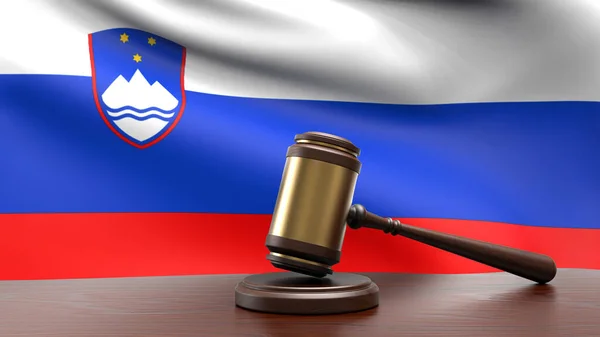 基于木桌表3D图像的法院案头宪法和司法概念上印有法官Gavel Hammer的斯洛文尼亚国旗 — 图库照片