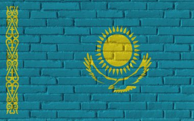 Kazakistan 'ın ulusal bayrağını çatlaklara ve beton konsepte sahip eski tuğla desenli duvara boyayarak resmin gerçekçi arkaplan afişini oluşturdu
