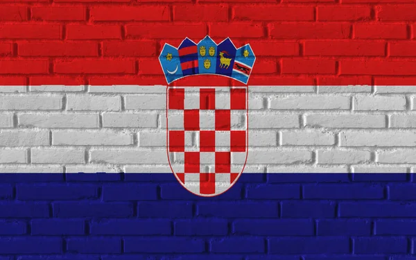 用裂缝和具体概念把克罗地亚国旗画在旧砖墙上 — 图库照片