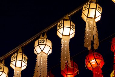 Lamphun Kasabası 'nın yüz bin fener festivali, güzel çok renkli lambalar, Lamphun Tayland