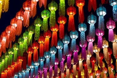 Lamphun Kasabası 'nın yüz bin fener festivali, güzel çok renkli lambalar, Lamphun Tayland