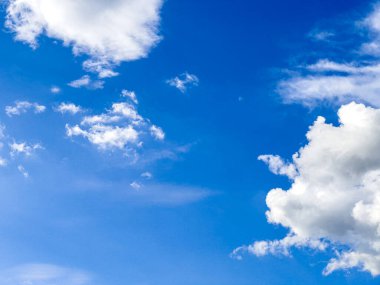 Sabahları mavi gökyüzü ve yüzen bulutlar