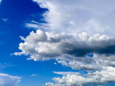 Sabahları mavi gökyüzü ve yüzen bulutlar