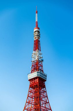 Tokyo kulesi, mavi gökyüzü, Japonya 'nın simgesi.