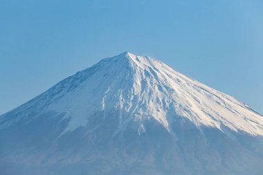 Fuji Dağı 'nın güzel manzarası Fujinomiya, Shizuoka, Japonya' nın tepesinde karla kaplı.