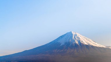 Fuji Dağı 'nın güzel manzarası Fujinomiya, Shizuoka, Japonya' nın tepesinde karla kaplı.