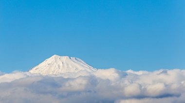 Fuji Dağı 'nın güzel manzarası Fujinomiya, Shizuoka, Japonya' nın tepesinde karla kaplı.