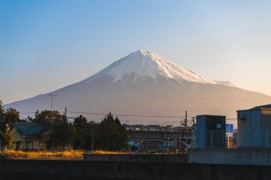Fuji Dağı 'nın güzel manzarası Fujinomiya, Shizuoka, Japonya' nın tepesinde karla kaplı.