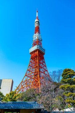 Tokyo kulesi, mavi gökyüzü, Japonya 'nın simgesi.