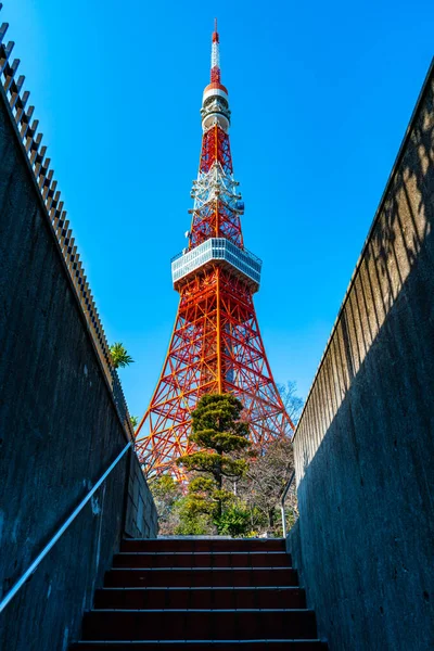 Tokyo kulesi, mavi gökyüzü, Japonya 'nın simgesi.