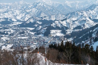 Japonya 'nın Niigata Eyaleti, Yuzawa' da kış mevsiminde etrafı karlı dağlarla çevrili.