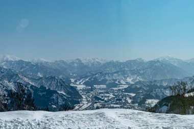 Dağların manzarası ve kar dağı kapladı. İsviçre Alpleri, Avusturya 'da kış manzarası