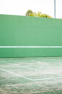 Yeşil çimen ve tenis kortu geçmişi olan tenis kortu, açık hava sporu ve fitness konsepti 