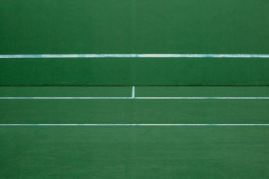 Tenis kortu yeşil tenis ağı ve beyaz çizgiyle 