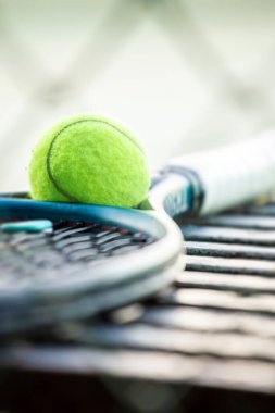 Tenis raketi kortta 