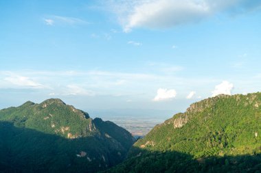 yeşil dağlar ve mavi gökyüzü 