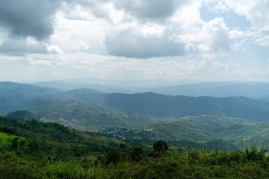 Dağlı güzel manzara ve bulutlu mavi gökyüzü.. 