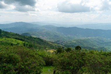 Sabahları dağların güzel manzarası 