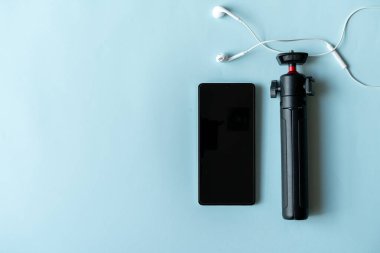 Mavi arkaplan üzerinde bir YouTuber olarak video çekmek için araç gereç, metin için metin alanı için en üst görünüm, en üst görünüm