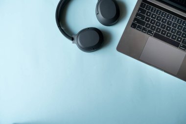 Oyun arka planında joystick ve gamepad, oyun konsolu, kulaklıklarda mavi arka plan, çevrimiçi öğrenme konsepti. Metin için kopyalama alanı olan en üstteki görünüm