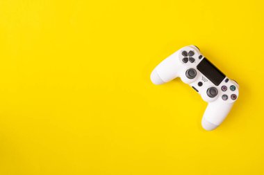 Sarı arka planda beyaz oyun denetleyicisi, Online öğrenme tasarım konsepti. Metin için kopyalama alanı olan en üstteki görünüm