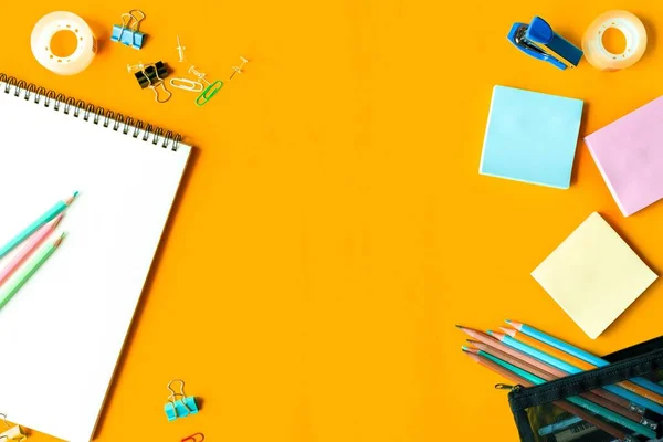 上视图照片 回到学校概念 平面布局作文与学校文具 彩色铅笔 笔记在孤立的黄色背景与复制空间的文字 — 图库照片#
