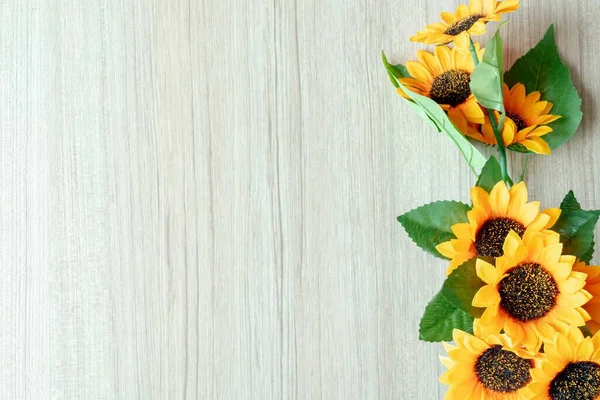 Gelbe Sonnenblumen Und Weiße Blumen Auf Holzgrund — Stockfoto
