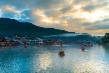 Ban Rak Tayland köyü Güzel göl, Çin yerleşim yeri, Mae Hong Oğlu, Tayland, 21 Kasım 2023